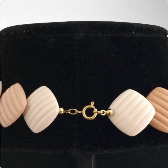 Vtg 1980s Lucite Necklace – Dusty Pink & Cream Ribbed Square Beads, 19” Retro - Picture 8 of 10
